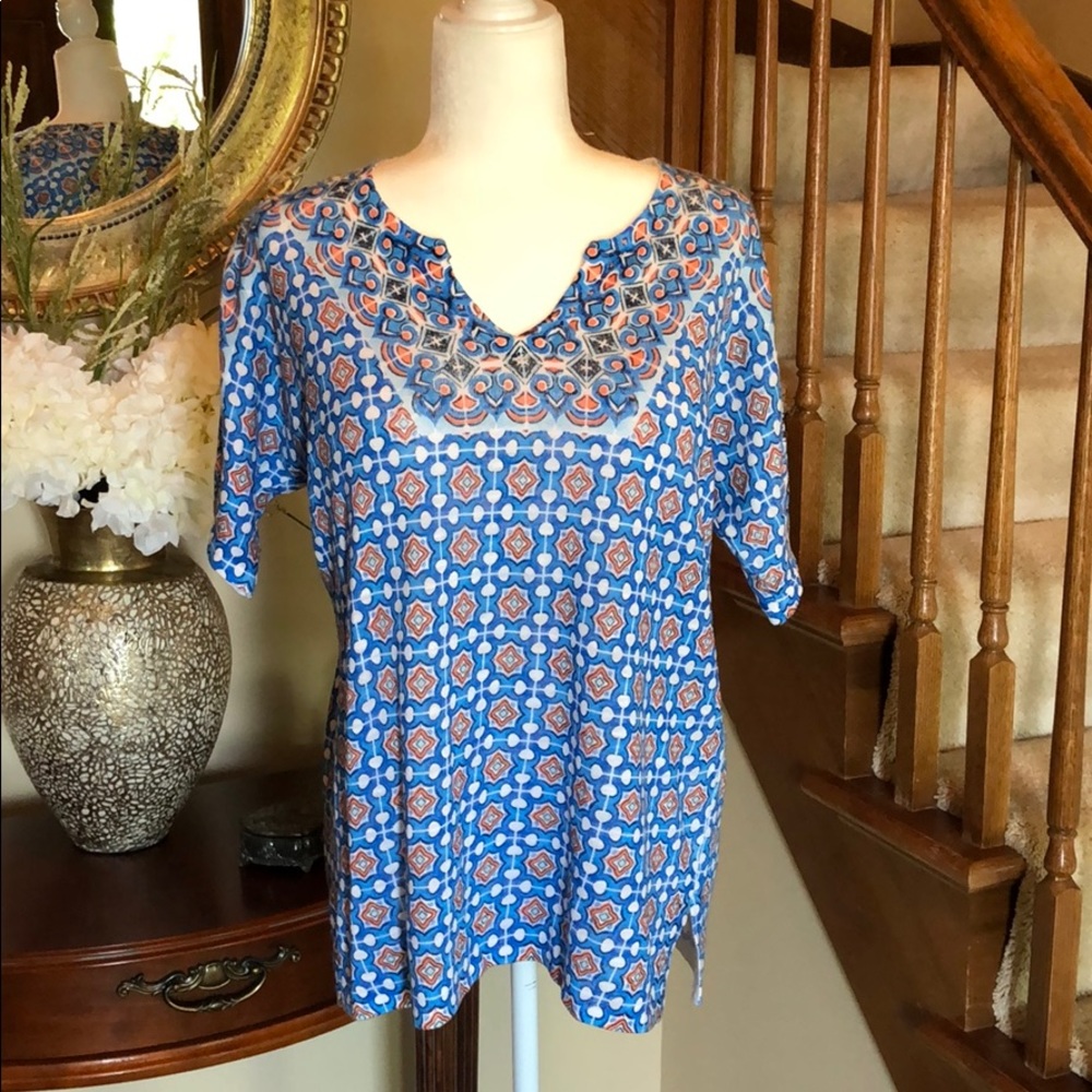 Chico’s multi colored short sleeve shirt. Med